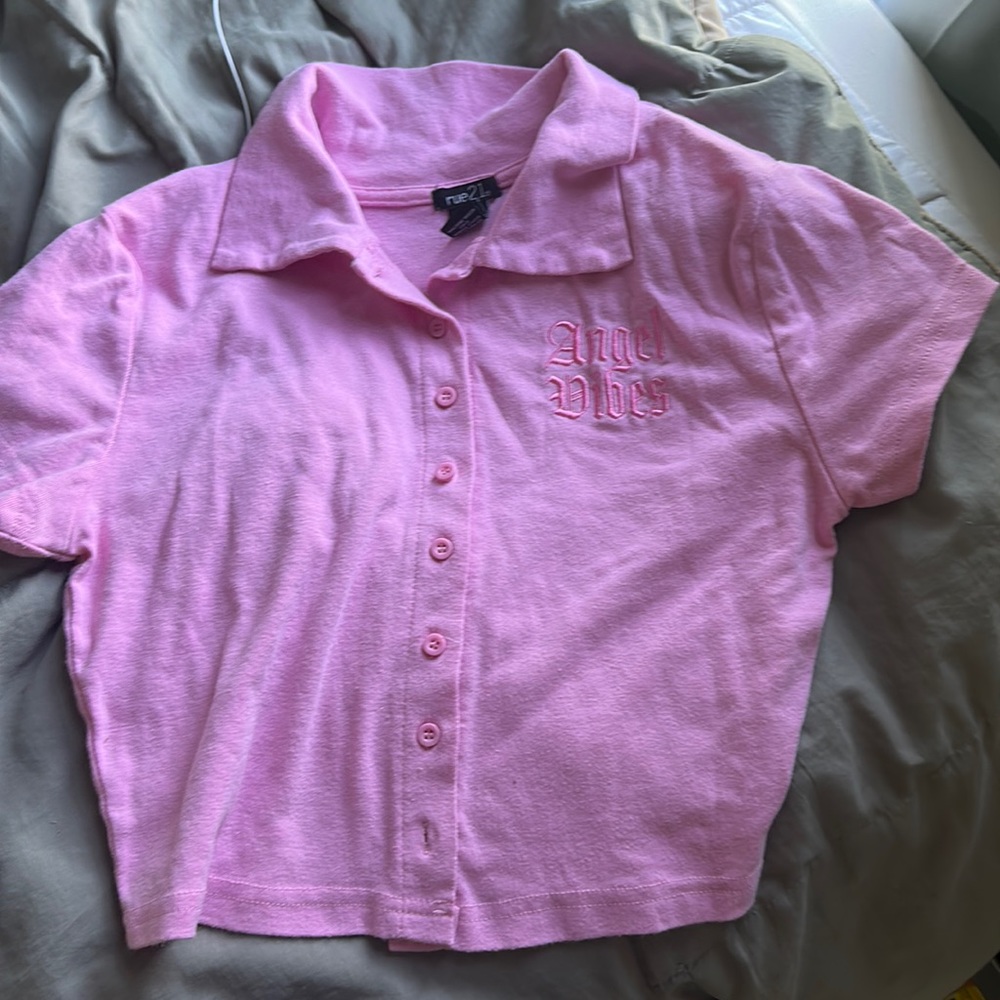 cropped pink shirt